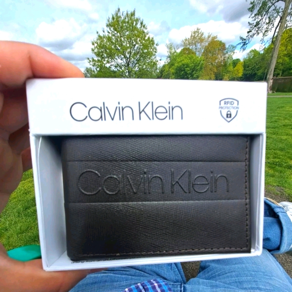 *Calvin Klein RFID Protection Mens Wallet!!